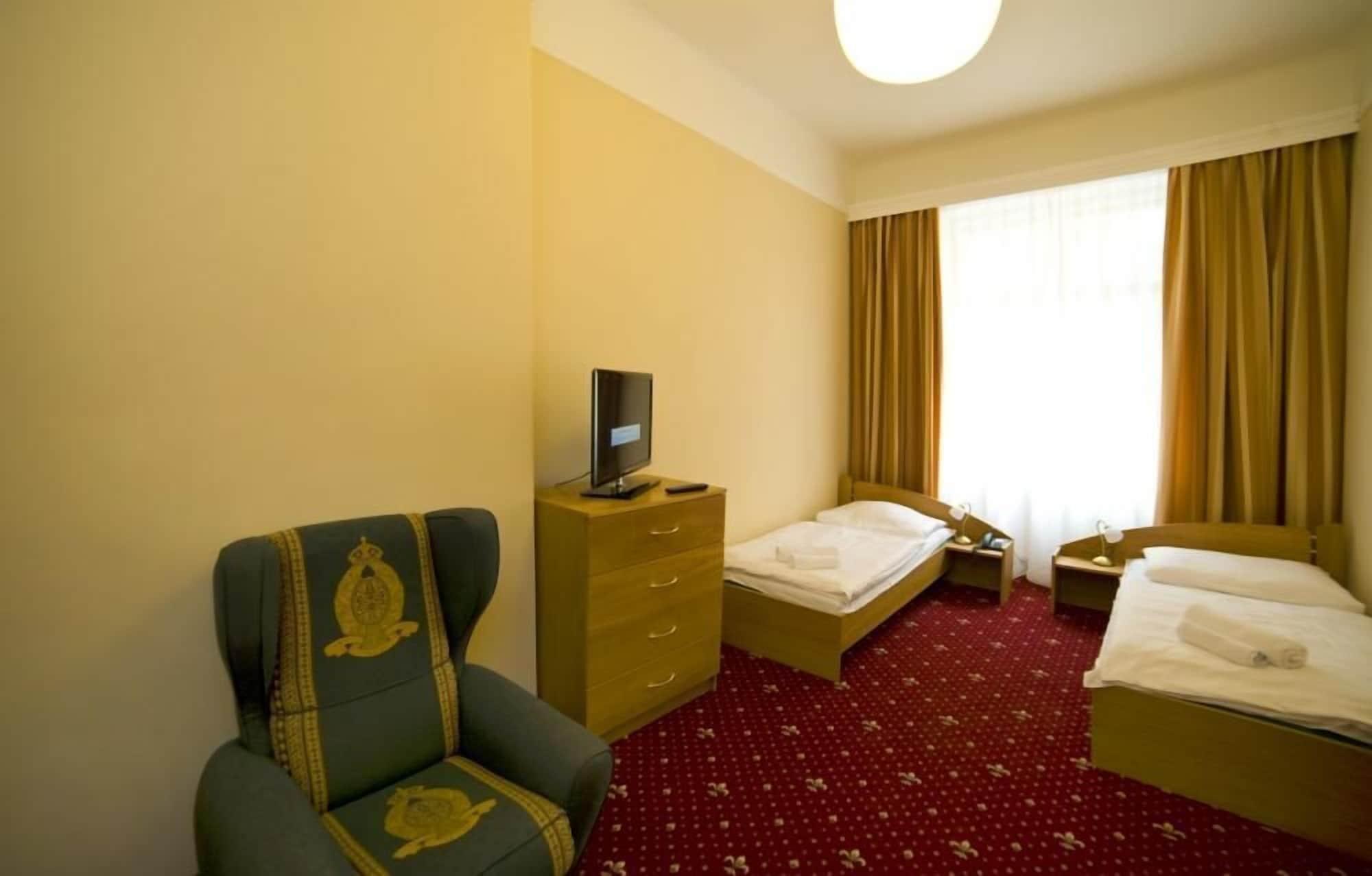 Hotel Palacky การ์โลวีวารี ภายนอก รูปภาพ