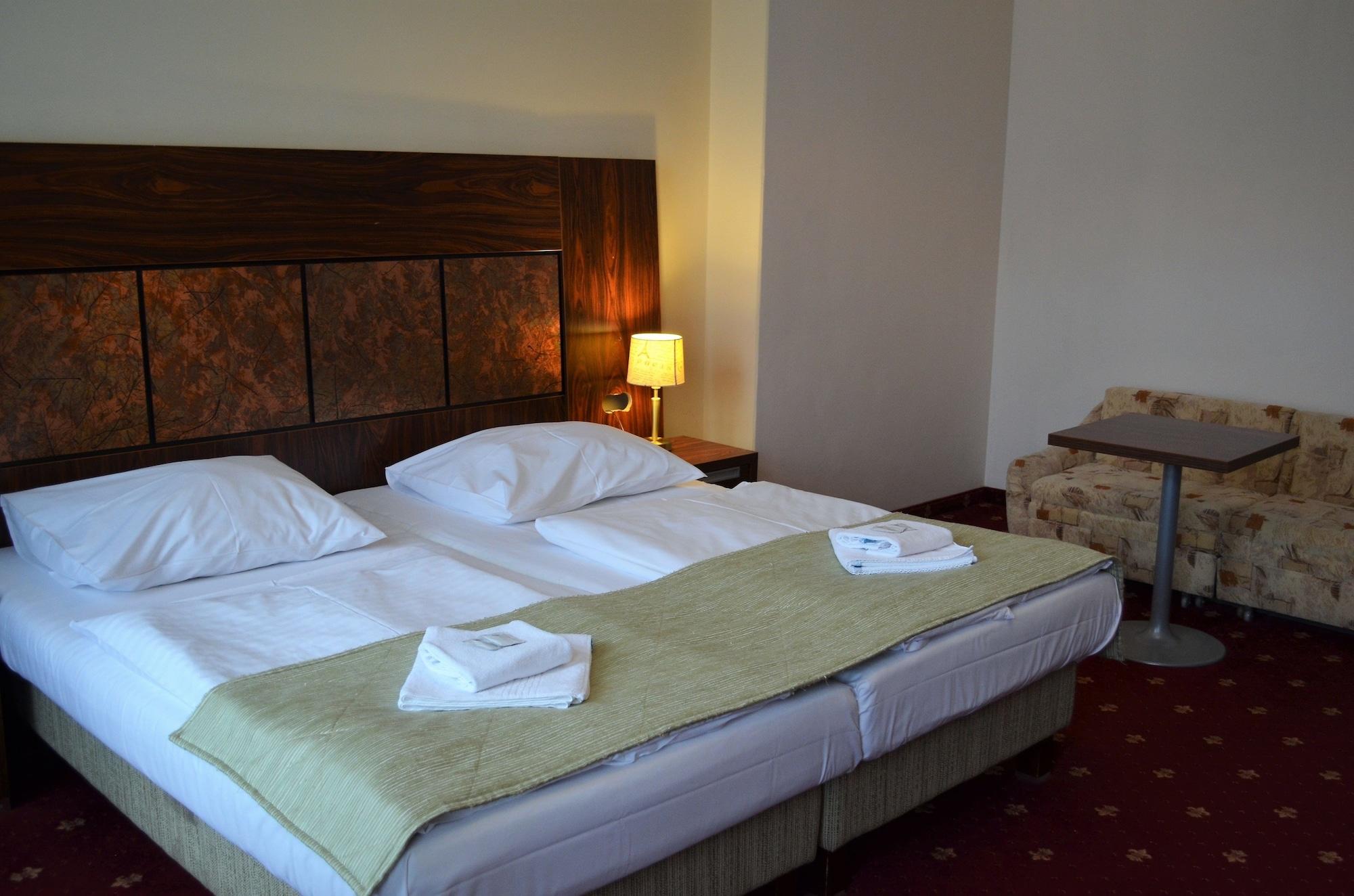 Hotel Palacky การ์โลวีวารี ภายนอก รูปภาพ