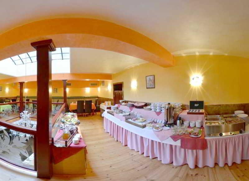 Hotel Palacky การ์โลวีวารี ภายนอก รูปภาพ