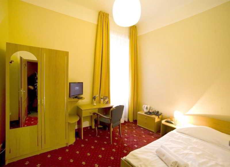 Hotel Palacky การ์โลวีวารี ภายนอก รูปภาพ