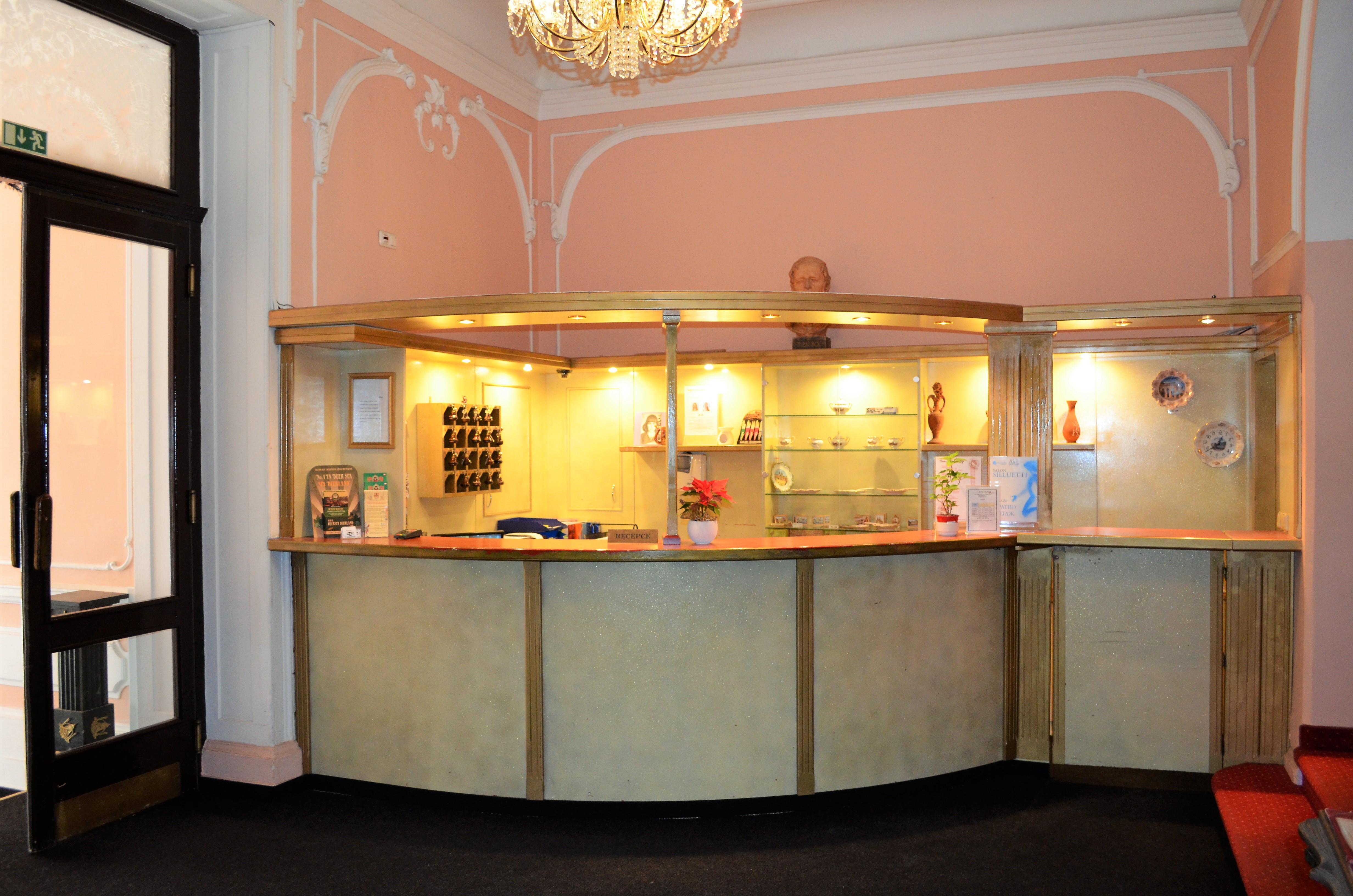 Hotel Palacky การ์โลวีวารี ภายนอก รูปภาพ