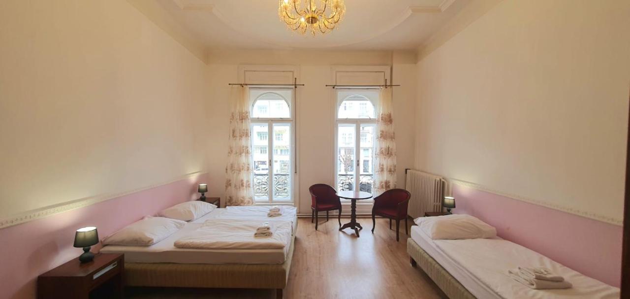 Hotel Palacky การ์โลวีวารี ภายนอก รูปภาพ