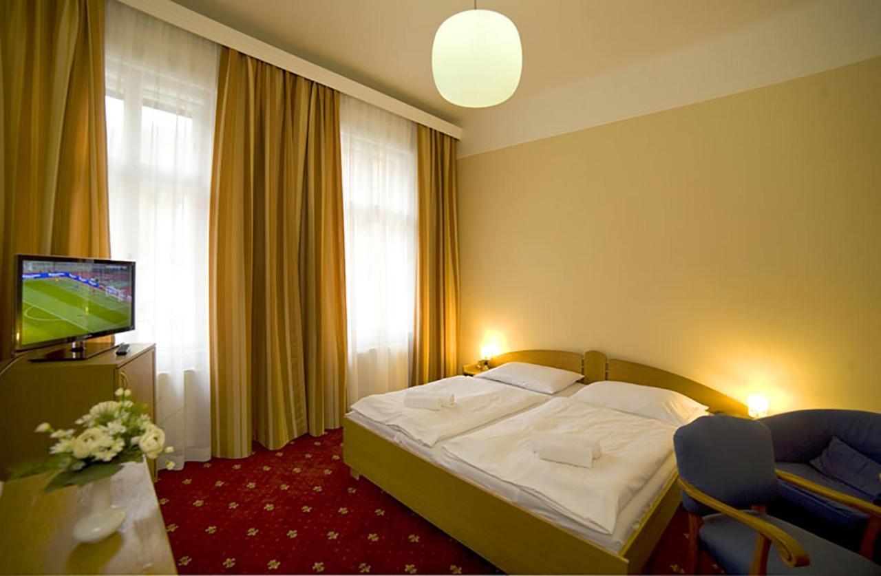 Hotel Palacky การ์โลวีวารี ภายนอก รูปภาพ