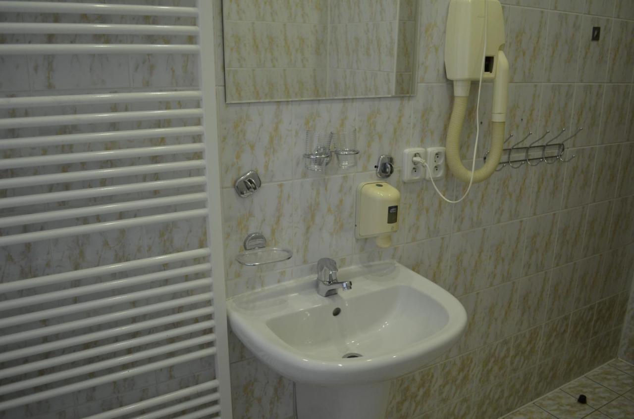 Hotel Palacky การ์โลวีวารี ภายนอก รูปภาพ