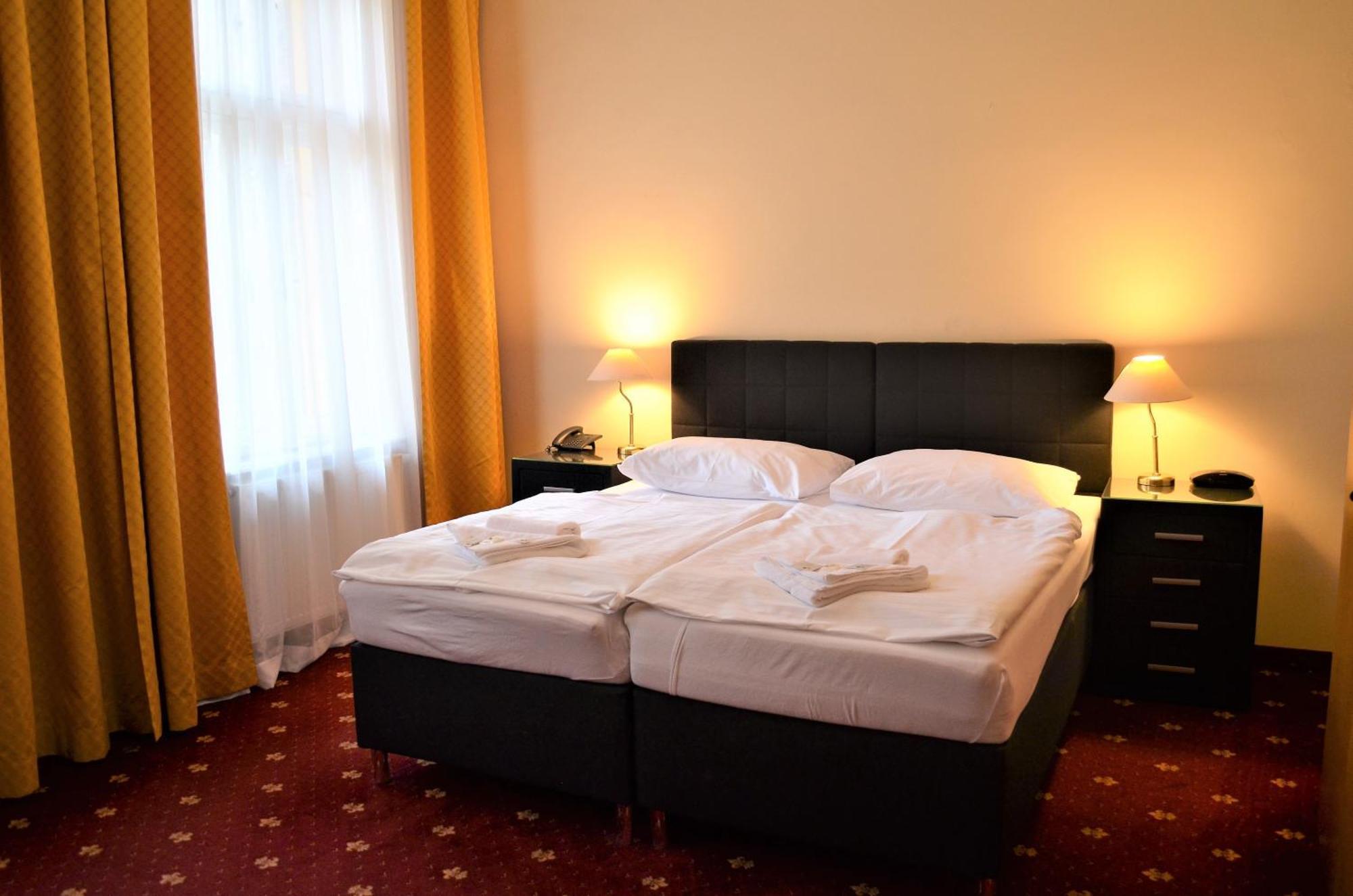 Hotel Palacky การ์โลวีวารี ภายนอก รูปภาพ
