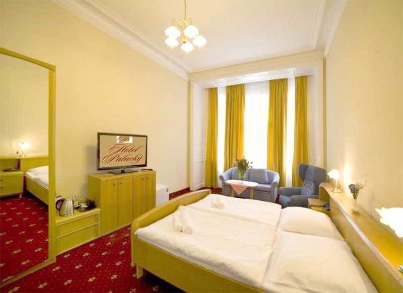 Hotel Palacky การ์โลวีวารี ภายนอก รูปภาพ
