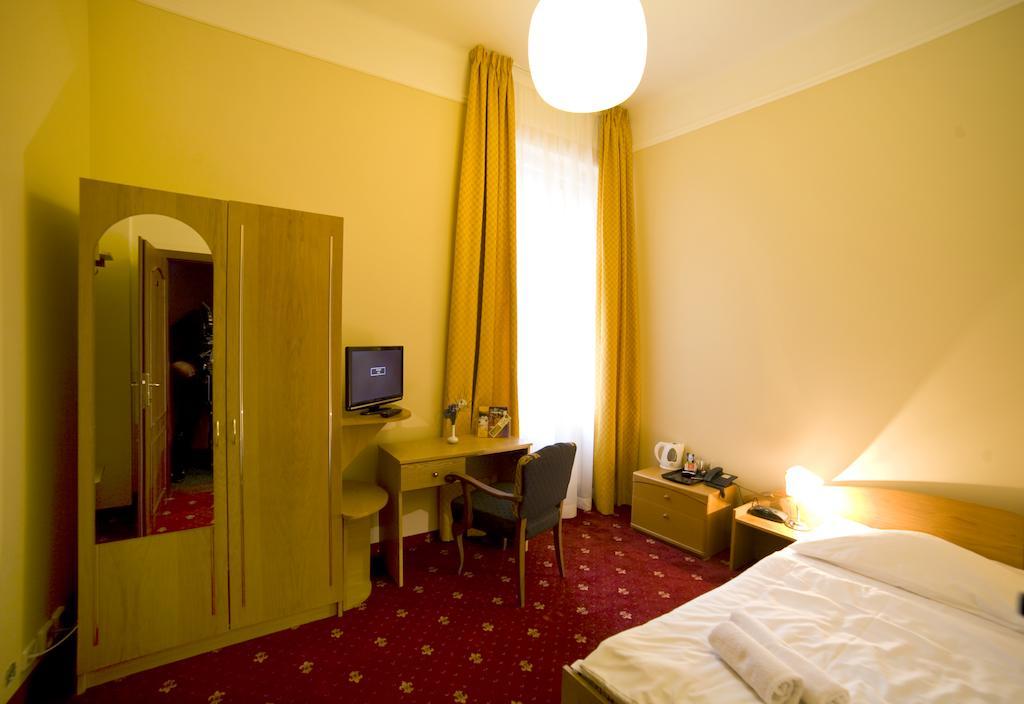 Hotel Palacky การ์โลวีวารี ภายนอก รูปภาพ